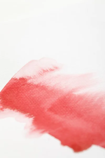 Vista Perto Derramamento Tinta Aquarela Vermelha Fundo Branco — Fotografia de Stock