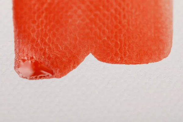 Närbild Syn Röd Akvarellfärg Spill Med Droppe Vit Texturerad Bakgrund — Stockfoto