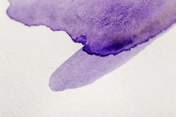 紫色の水彩画の塗料は コピースペースと白いテクスチャの背景にこぼれる — ストック写真