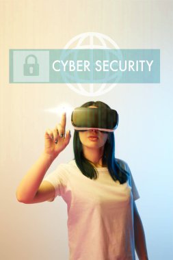 VR kulaklıklı genç kadın bej ve mavi arka planda siber güvenlik illüstrasyonunu işaret ediyor.