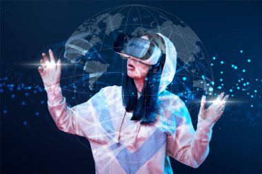 koyu arka plan üzerinde parlayan küre illüstrasyon yakın gesturing vr kulaklık şok genç kadın