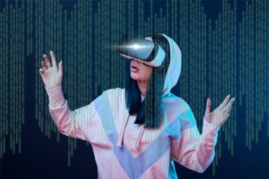 vr kulaklık heyecanlı genç kadın karanlık arka plan üzerinde veri illüstrasyon yakın gesturing