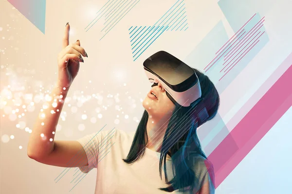 Jonge Vrouw Virtual Reality Headset Wijzend Met Vinger Naar Gloeiende — Stockfoto