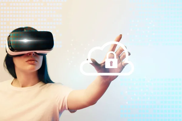 Junge Frau Virtual Reality Headset Zeigt Mit Der Hand Auf — Stockfoto