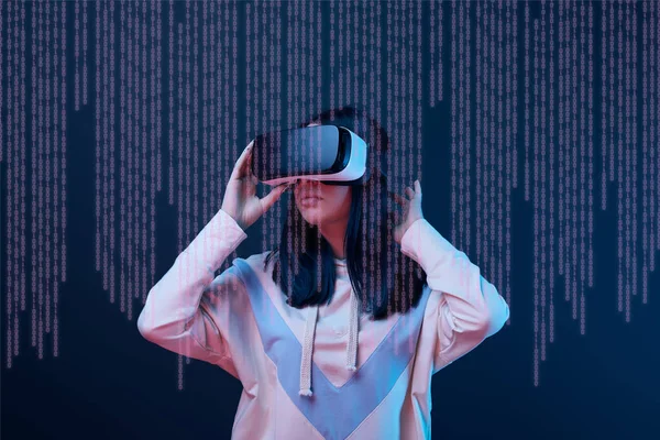 ダークブルーを背景にしたサイバーイラストの中に仮想現実のヘッドセットを身につけた若い女性 — ストック写真