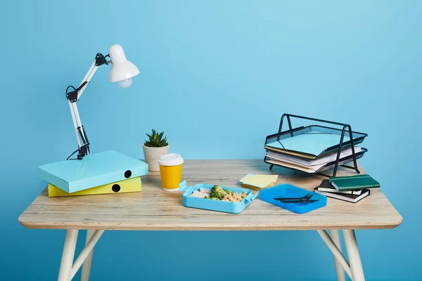 Estúdio Tiro Espaço Trabalho Com Mesa Lancheira Fundo Azul — Fotografia de Stock