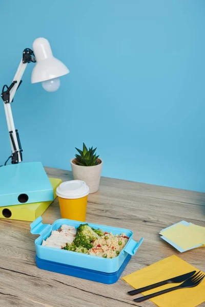 Обідня Коробка Брокколі Рисом Куркою Кавою Пластиковій Чашці Робочому Місці — стокове фото