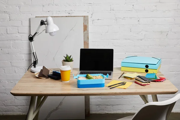 Lunchbox Mit Leckerem Essen Arbeitsplatz Mit Laptop Und Papieren Auf — Stockfoto