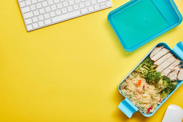 Top View Healthy Delicious Food Plastic Lunch Box Computer Keyboard — Stock Photo, Image