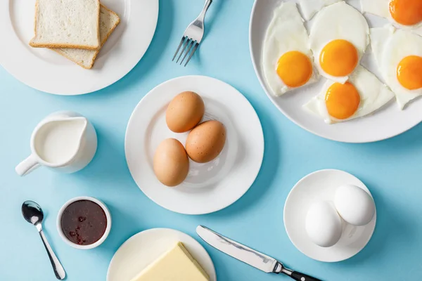 Nejlepší Výhled Snídani Dvěma Plátky Chleba Modrém Pozadí — Stock fotografie