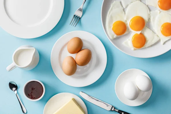 Draufsicht Auf Das Servierte Frühstück Mit Leerem Teller Auf Blauem — Stockfoto