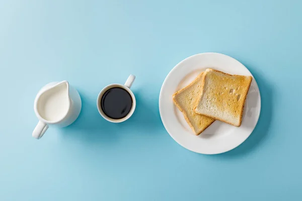 Milchblick Zwei Toasts Auf Weißem Teller Und Eine Tasse Kaffee — Stockfoto