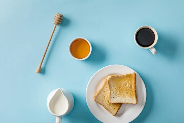 Pohled Med Nádobě Dřevěné Dipper Kávu Mléko Dvě Toasty Bílé — Stock fotografie