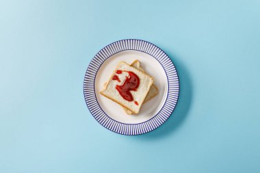 mavi arka plan üzerinde tabakta reçel ile tost üst görünümü