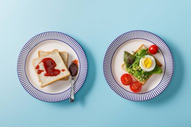 servis kahvaltı üst görünümü, mavi arka plan üzerinde guacamole ve reçel ile tost