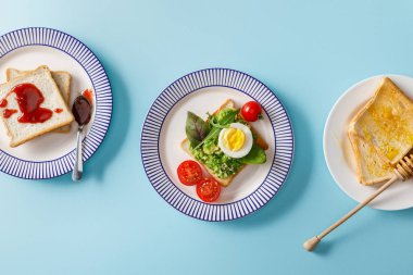 mavi arka plan guacamole, reçel ve bal ile servis tost üst görünümü