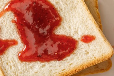 beyaz tabakta reçel ile tost yakın görünümü