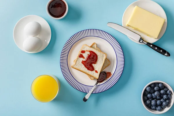 Tost Üst Görünümü Tabaklarda Reçel Kaşık Bıçak Ile Kase Haşlanmış — Stok fotoğraf