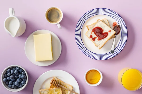 Vista Superior Del Desayuno Servido Sobre Fondo Violeta — Foto de Stock