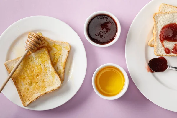 Draufsicht Auf Toastbrot Mit Marmelade Und Honig Schalen Und Holzdipper — Stockfoto