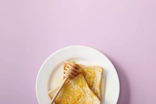 Top View Toasts Honey Wooden Dipper White Plate Violet Background — Stock Photo, Image