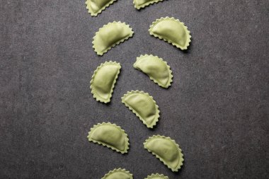 gri dokulu yüzeyde ham yeşil ravioli üst görünümü  