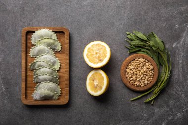 tohumlar, limon yarısı ve ot ile kase yakın un ile ahşap tahta yeşil ravioli hizmet 
