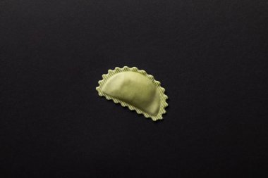 kopya alanı ile siyah izole yeşil doldurulmuş ravioli üst görünümü