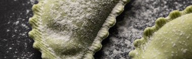 siyah masa üzerinde un ile yeşil ham ravioli panoramik çekim