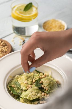 rendelenmiş peynir, adaçayı ve çam fıstığı ile yeşil ravioli baharat kadın yakından görünümü