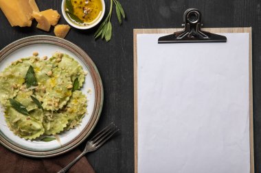 servis ravioli ve boş beyaz menü şablonu üst görünümü