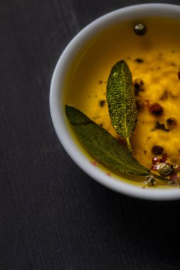 siyah masada baharat ve otlar ile kasede yağ yakın görünümü