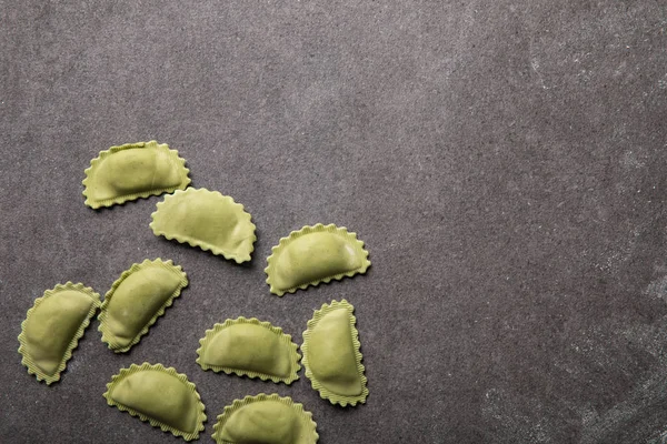 Kopya Alanı Ile Gri Dokulu Yüzeyüzerinde Yeşil Ham Ravioli Üst — Stok fotoğraf