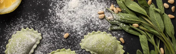 Panoramische Shot Van Groene Rauwe Ravioli Pijnboompitten Kruid Meel Zwarte — Stockfoto