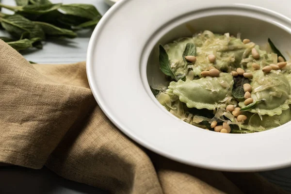 Vista Cerca Los Ravioles Verdes Servidos Plato Blanco Con Salvia — Foto de Stock