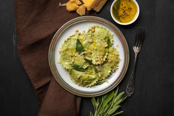 Topputsikt Över Gröna Ravioli Serveras Vintage Tallrik Nära Silver Gaffel — Stockfoto