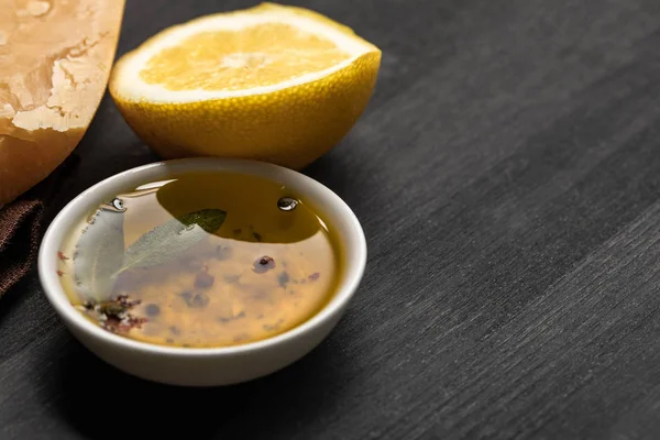 Närbild Aromatisk Olja Skål Med Kryddor Och Örter Nära Citron — Stockfoto