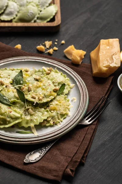 Deliciosos Ravioles Italianos Verdes Con Piñones Salvia Queso Derretido Servidos — Foto de Stock