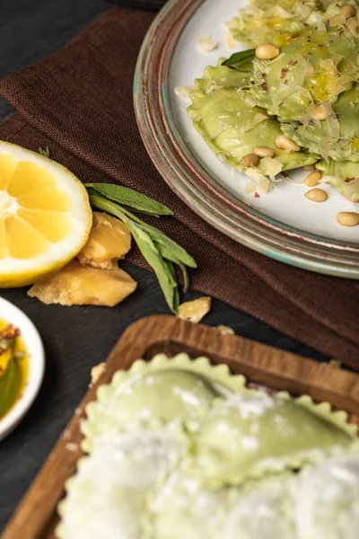 Enfoque Selectivo Ravioles Verdes Deliciosos Con Piñones Plato —  Fotos de Stock