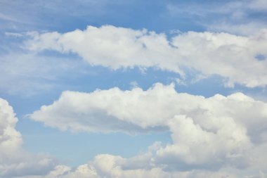 Beyaz bulutlar ve kopyalama alanı ile huzurlu gökyüzü