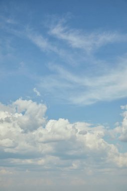 beyaz bulutlar ve kopyalama alanı ile mavi gökyüzü
