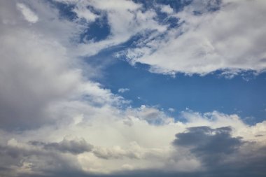 Beyaz bulutlar ve kopyalama alanı ile huzurlu gökyüzü