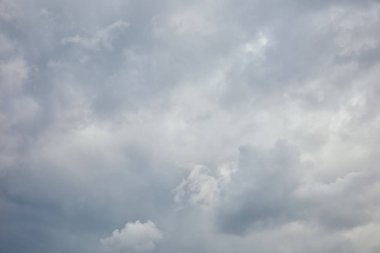 Kopyalama alanı ile mavi gökyüzünde huzurlu beyaz bulutlar