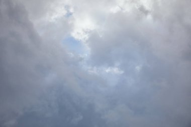 Bulutlu bulutlar ve kopyalama alanı ile mavi gökyüzü
