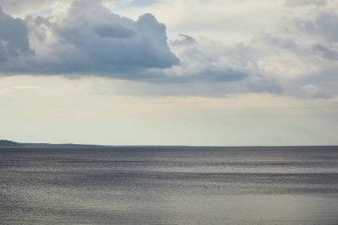 Nehir üzerinde kara bulutlar ile bulutlu hava