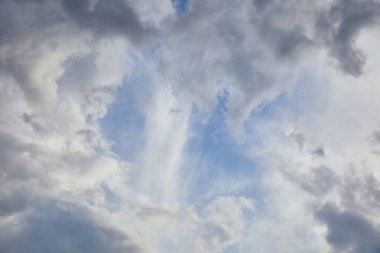 gri bulutlar ile mavi gökyüzü arka plan 