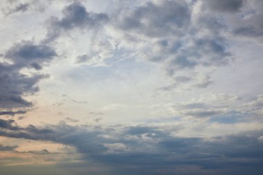 gri gökyüzü arka plan ve güneş ışınları üzerinde mavi bulutlar
