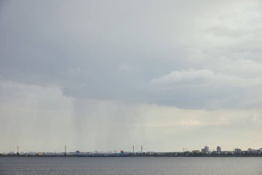 gri gökyüzü ile yağmurlu hava bulutlu görünümü