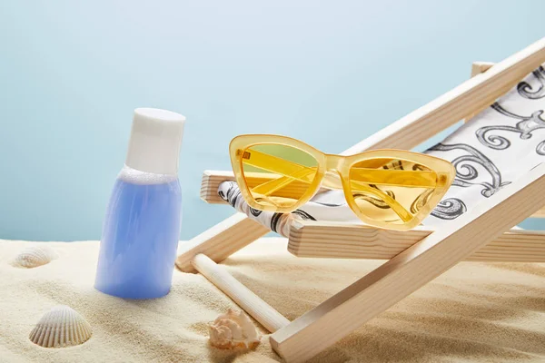 Blue Lotion Sand Seashells Yellow Sunglasses Deck Chair Blue Background — Stock Photo, Image