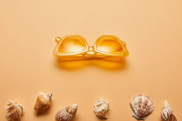 Top View Marine Textured Seashells Stylish Sunglasses Beige Background — Stock Photo, Image